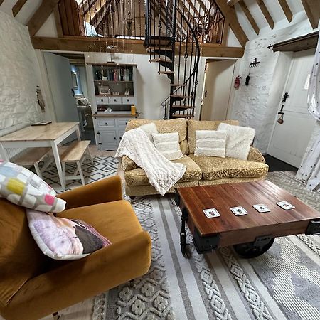 The Dairy @ Trefechan Wen Goodwick Eksteriør billede